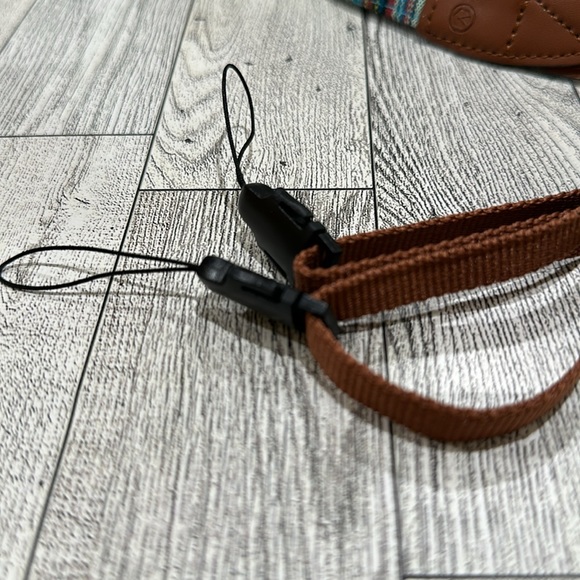 Tarion turquoise striped camera strap - Picture 3 of 4